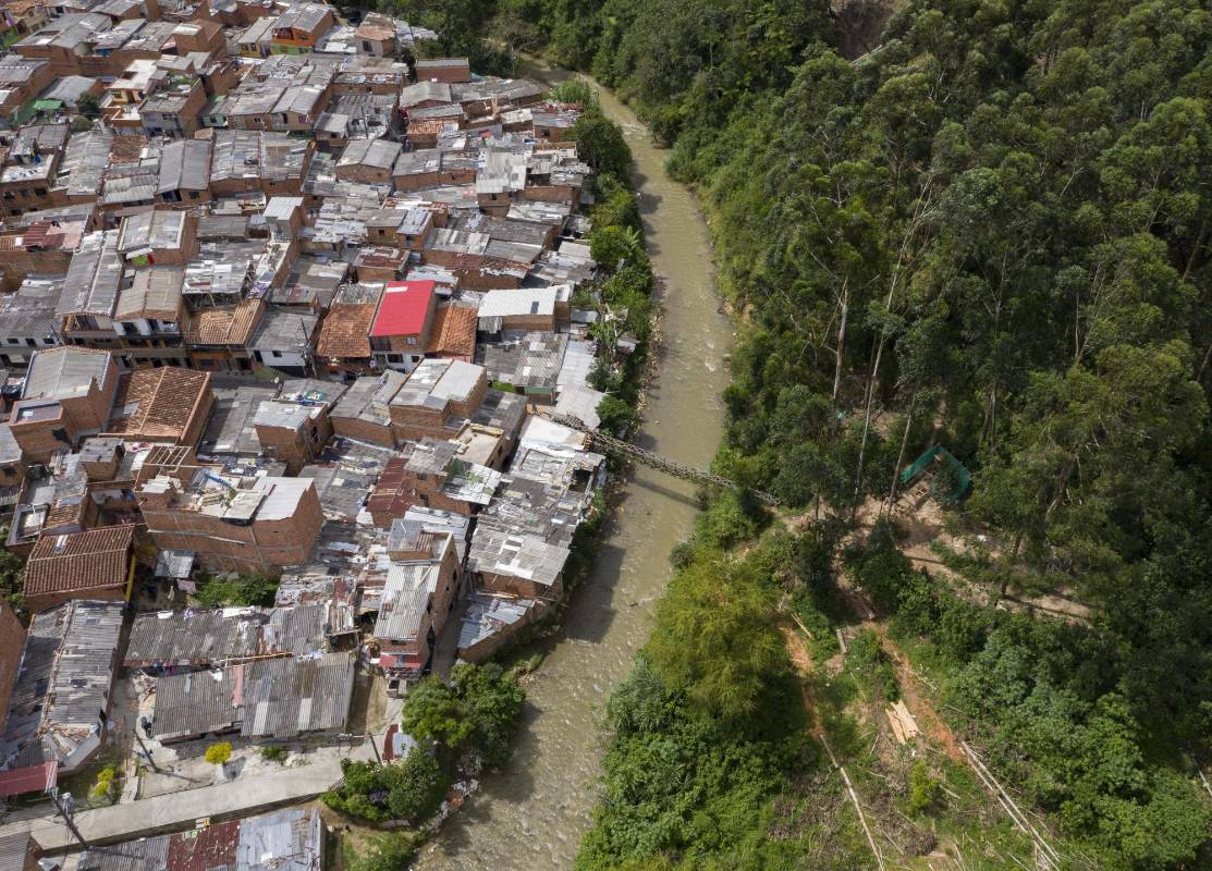 La suspensión de gran parte de la actividad comercial e industriales alivió la carga contaminante. Sin embargo según el Amva los hogares contaminan más. Estas son algunas imágenes entre el municipio de Caldas hasta el municipio de Barbosa. Foto: Manuel Saldarriaga Quintero.