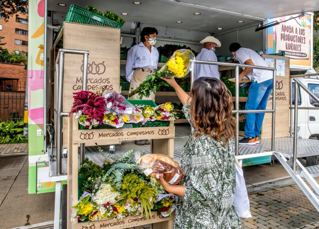 La Alcaldía de Medellín puso en funcionamiento Mercampesinos Móvil, unos camiones que visitan los barrios ofreciendo los productos cultivados en la ciudad. Foto: Juan Antonio Sánchez