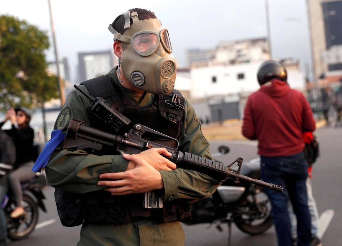 Los militares que acompañaban a Guaidó repelieron el ataque de las fuerzas del orden. FOTO: Reuters