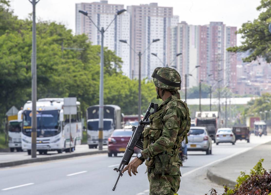 Vías principales como la Regional y Las Vegas, aledañas a las estaciones del metro, tuvieron un refuerzo de seguridad con militares y carabineros. FOTOS JUAN ANTONIO SÁNCHEZ