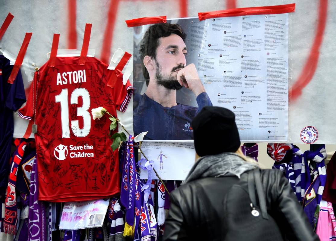 Los seguidores aprovecharon también para dejar mensajes y flores para decirle adiós al jugador. FOTO AFP