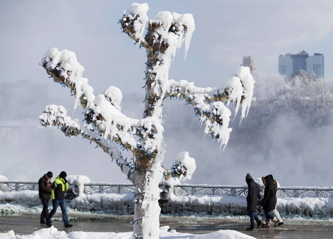 El norte de Estados Unidos y Canadá volvieron a sufrir este jueves temperaturas polares que obligaron cerrar escuelas, suspender vuelos y trenes, y abrir refugios de emergencia. Las temperaturas cayeron a -45°C. FOTO AFP