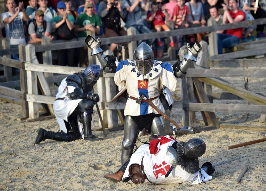 Los luchadores mostraron sus destrezas con armas medievales Foto: AFP