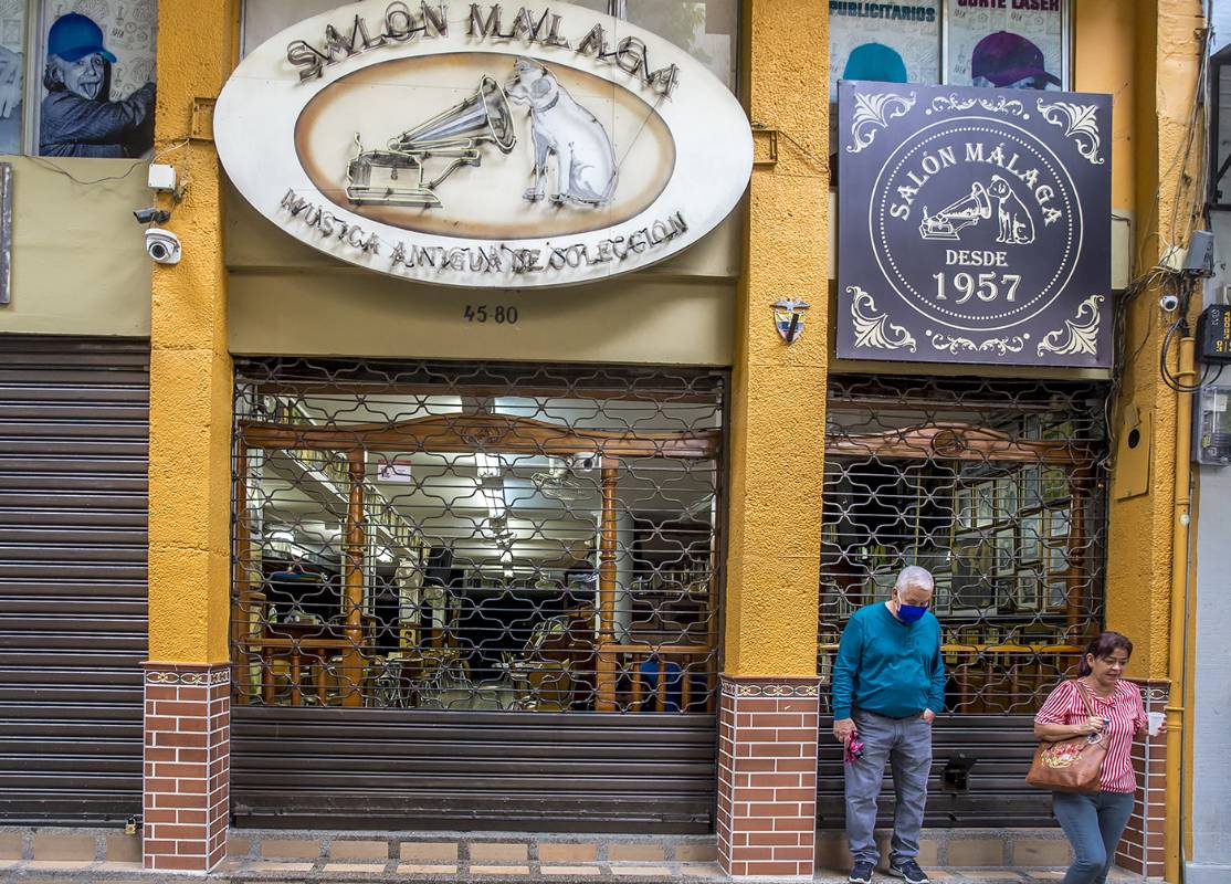 Su actual administrador, César Arteaga, hijo de Gustavo, su fundador, relata que es el peor episodio del Salón, que ha sido testigo de la recuperación del Centro en seis décadas. Foto Juan Antonio Sánchez Ocampo
