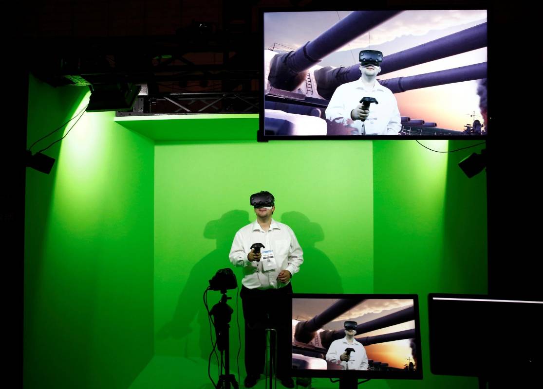 Un hombre juega Wargaming.net en el Tokyo Game Show 2016. FOTO Reuters