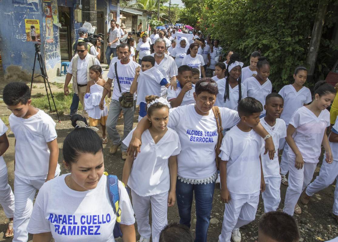“Iván Márquez”, sentado en primera fila, dijo al tomar la palabra para pedir perdón que “nunca el mando de las Farc ordenó tal atrocidad pero aquí estamos para responder como colectivo, como organización”. FOTO ROBINSON SÁENZ