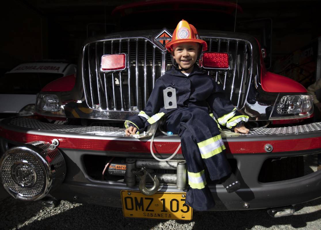 David Vásquez Cruz cumplió su sueño de ser bombero por un día, la estación de Sabaneta le realizo un simulacro de rescate en el que participó. Empezando el 2020 fue diagnosticado con un cáncer que está siendo tratado en el hospital San Vicente Fundación. Foto: Edwin Bustamante.