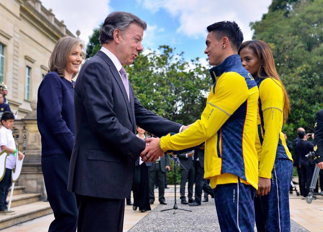 En la ceremonia también participaron la primera Dama, María Clemencia Rodríguez de Santos, y la directora de Coldeportes, Clara Luz Roldán. Foto Cortesía Presidencia