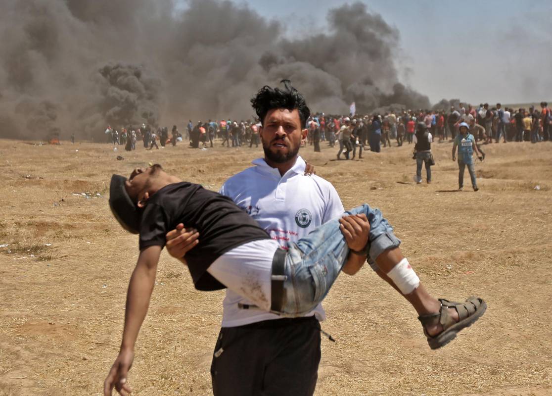 Luego del anuncio de Estados Unidos de abrir una embajada en Jerusalén, cientos de palestinos iniciaron protestas en la franja de Gaza, lo que llevó a una represión con armas letales del ejército israelí que ya deja más de 58 muertos y 2.700 heridos por las balas. Foto: AFP