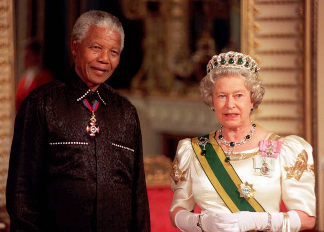 Julio 9 de 1996 Recibe con honores al líder sudafricano Nelson Mandela. 