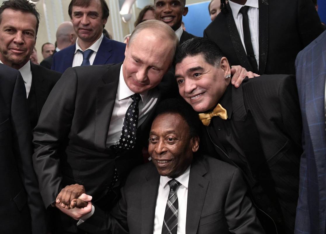 El presidente Vladímir Putin posa con Pelé y Maradona. FOTO EFE