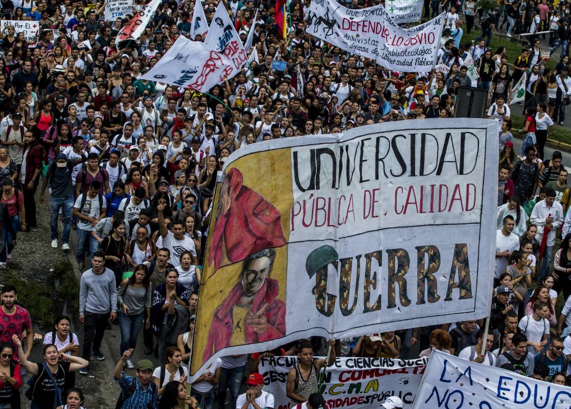 Miles de estudiantes, maestros y población en general se reunieron en las principales plazas de las ciudades. Foto Jaime Pérez