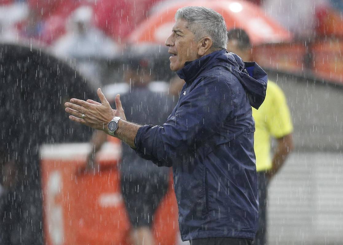 El técnico Zambrano dice que hay mejorías, pero que falta mucho para llegar a lo que el equipo que el desea ver en el campo. Foto: Manuel Saldarriaga.