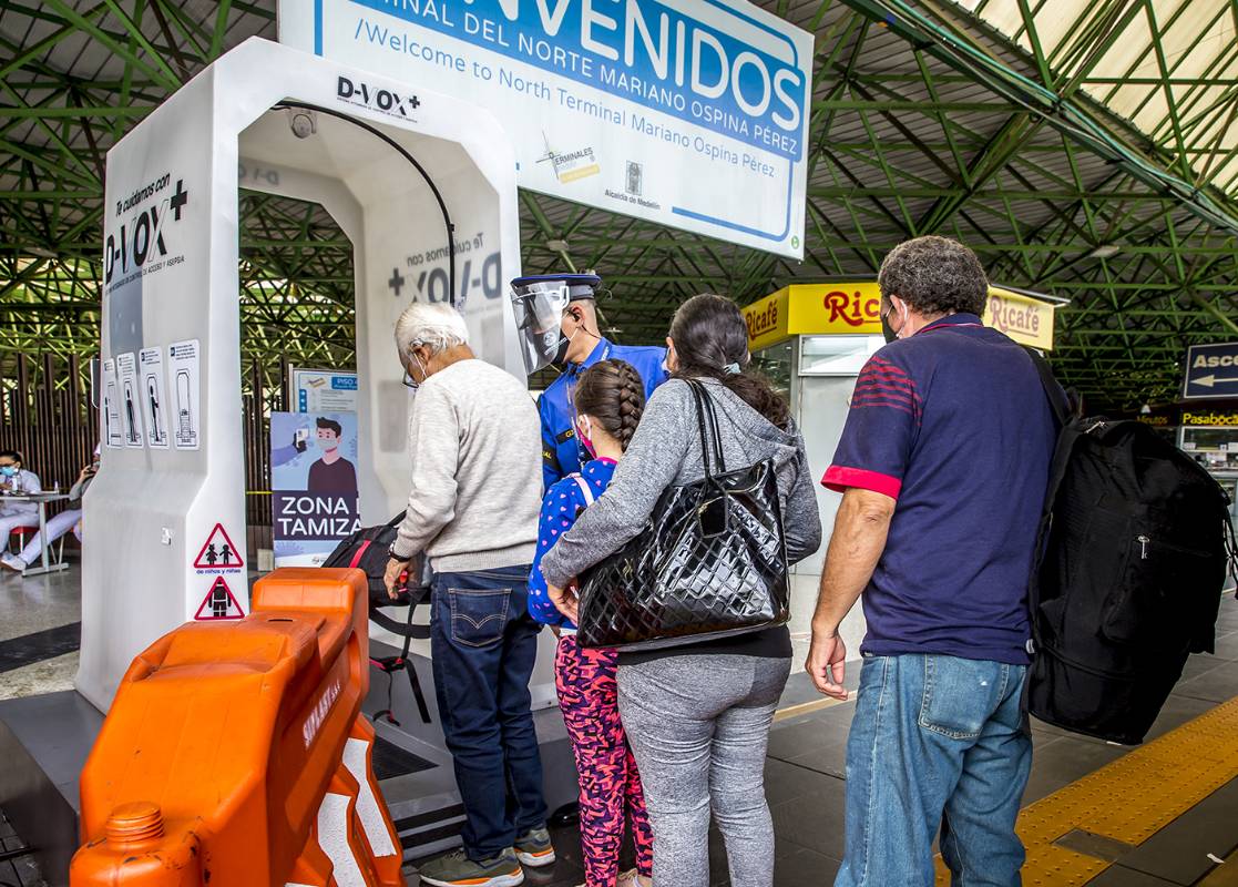 Los viajeros deben cumplir con protocolos de bioseguridad que incluyen el tamizaje de síntomas, zonas de aislamiento, desinfección de espacios y control de aforo en los buses. Foto Juan Antonio Sánchez Ocampo 