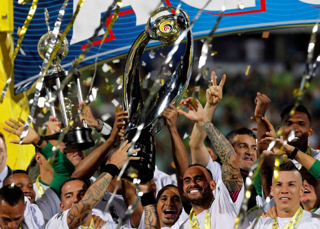 La decimosexta estrella del verde se concretó en la era Reinaldo Rueda en una histórica noche que recordarán los hinchas verdes por muchos años. FOTO REUTERS