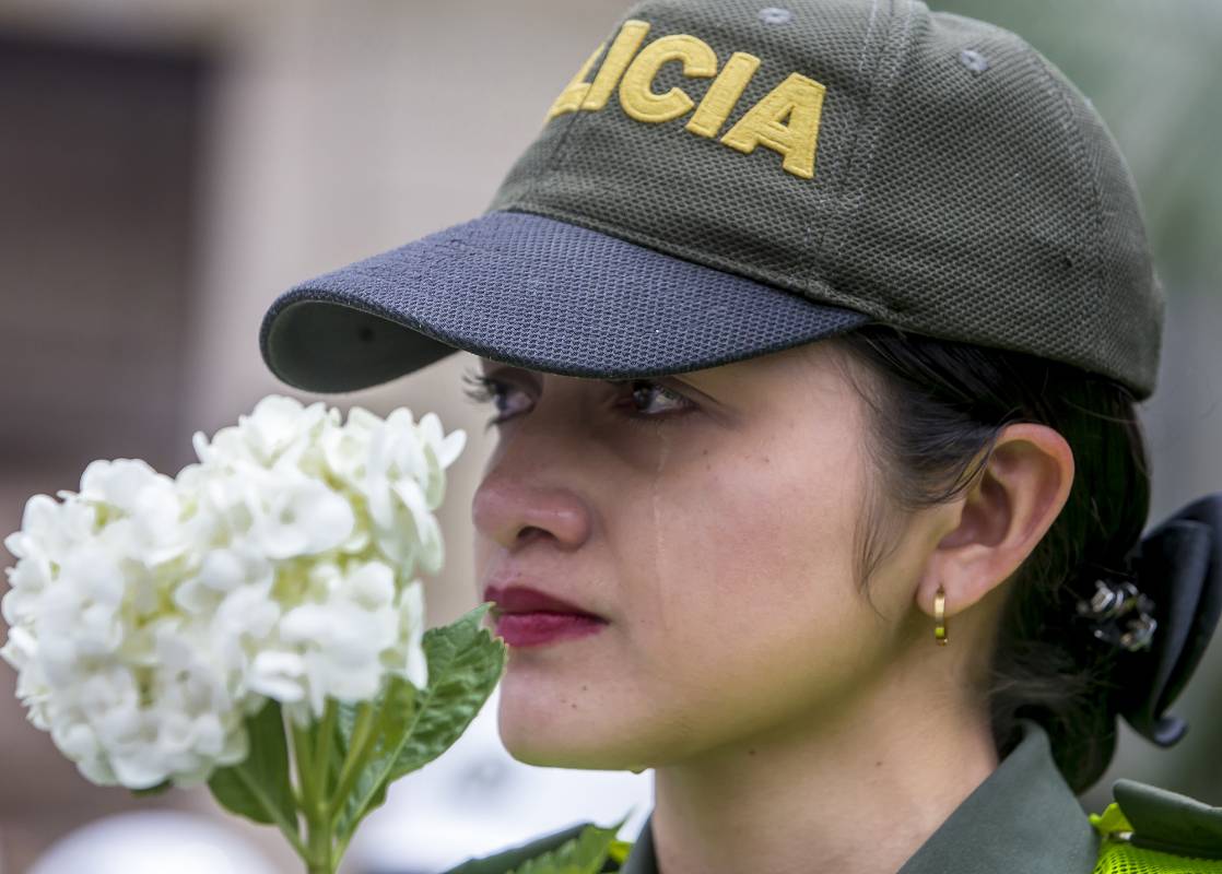 Un minuto de silencio en homenaje a las víctimas del atentado, arranco las lagrimas de varios policías. Foto Juan Antonio Sánchez