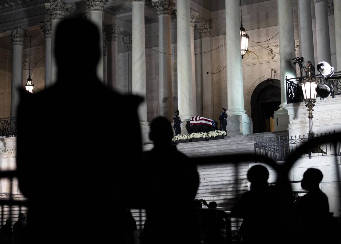 La gente se reúne para presentar sus respetos al ataúd cubierto de banderas del fallecido congresista estadounidense. Foto: AFP