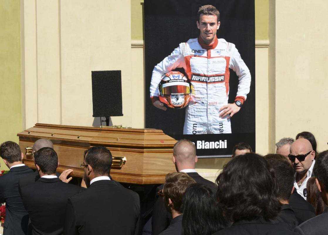 Campeones presentes y pasados de la Fórmula Uno homenajearon el martes a Jules Bianchi y lloraron la pérdida de uno de los suyos en el funeral del joven piloto francés. FOTO REUTERS