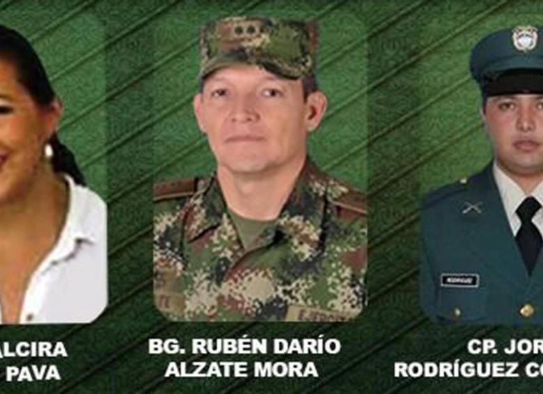 La abogada Gloria Urrego, coordinadora de proyectos especiales de Ejército, el general Rubén Darío Alzate, comandante de la Fuerza de Tarea Titán, el cabo Jorge Rodríguez Contreras, suboficial del S2 Biama. FOTO CORTESÍA