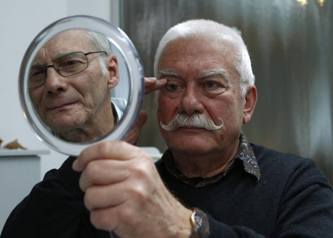 El oculista Gerhard Greiner produce los ojos de vidrio en Munich, Alemania, donde los vende a personas que han perdido la vista por una enfermedad, un trauma o un accidente. Cada ojo de vidrio se tarda una hora en su elaboración y se busca una referencia permanente con el cliente para su color y el dibujo de los vasos sanguíneos. Cada prótesis puede costar 350 euros (1.228.500 pesos) FOTO: MICHAELA REHLE, REUTERS