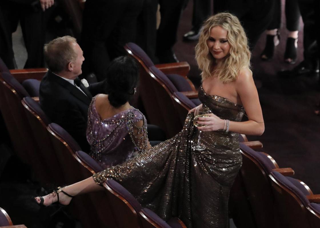 Saltar las sillas no fue impedimento para Jennifer Lawrence. FOTO Reuters