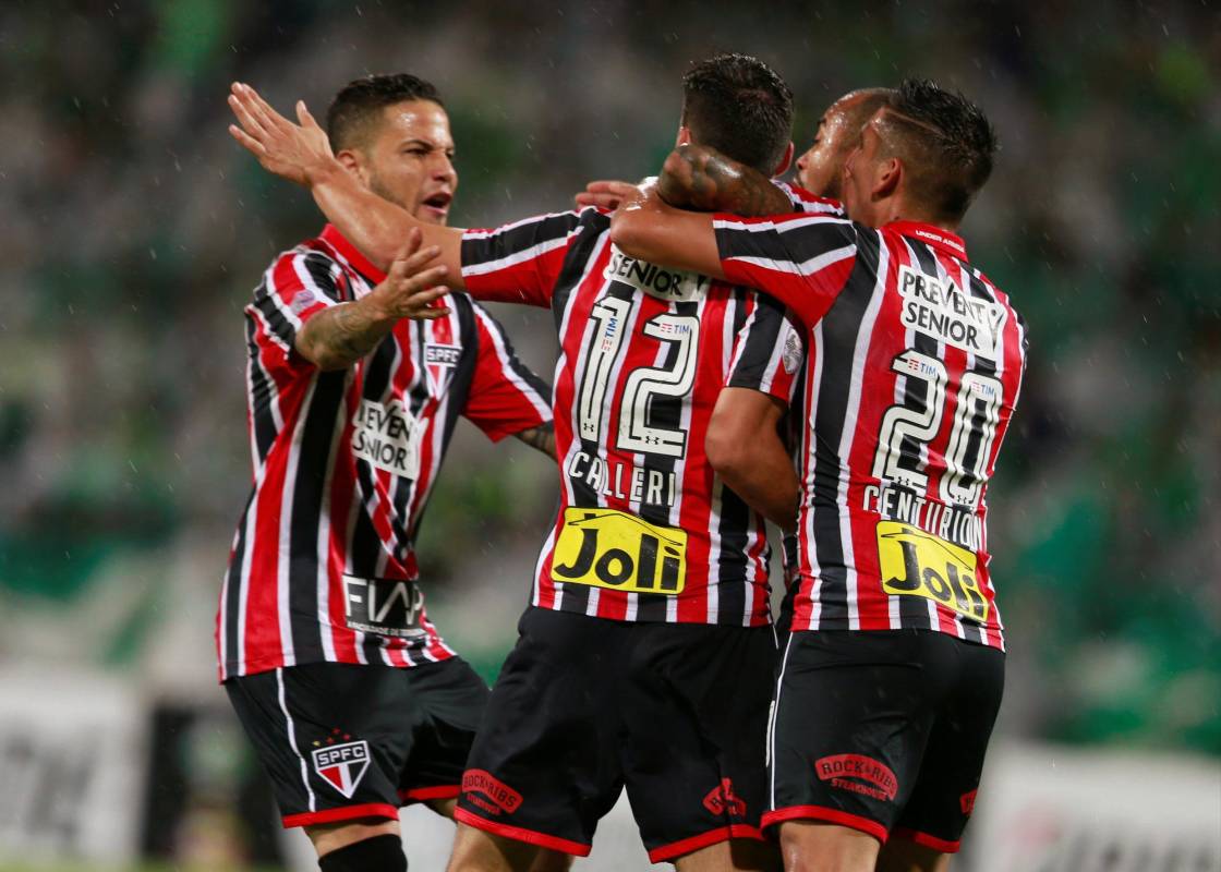Sao Paulo fue el primero en celebrar en el Atanasio. Jonathan Calleri marcó el único gol del conjunto brasileño en la llave de la semifinal. FOTO REUTERS 