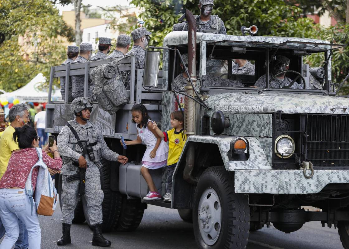La fiesta de independencia colmó la carrera 70 de Medellín, las Fuerzas Militares, los cuerpos de rescate y los indígenas compartieron con la gente que se volcó a las calles. Foto: Manuel Saldarriaga Quintero.