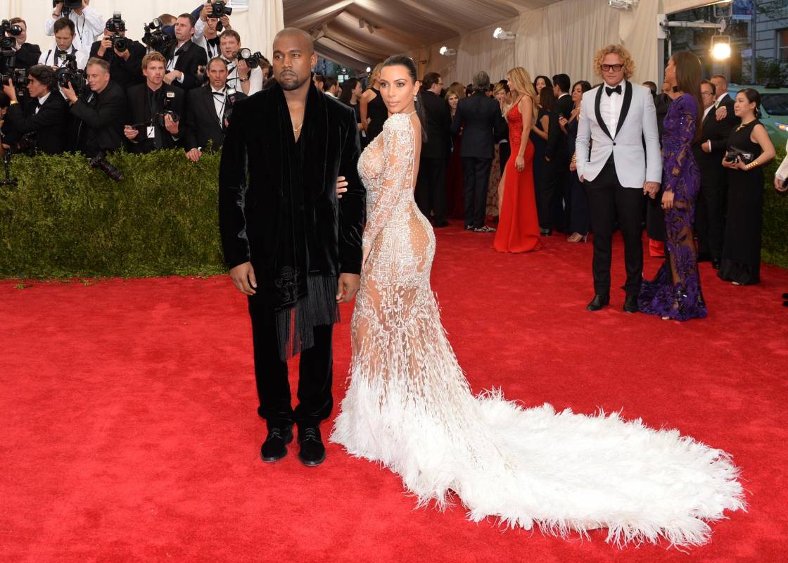 Kim Kardashian con un diseño de Roberto Cavalli, a su lado Kanye West. FOTO AP