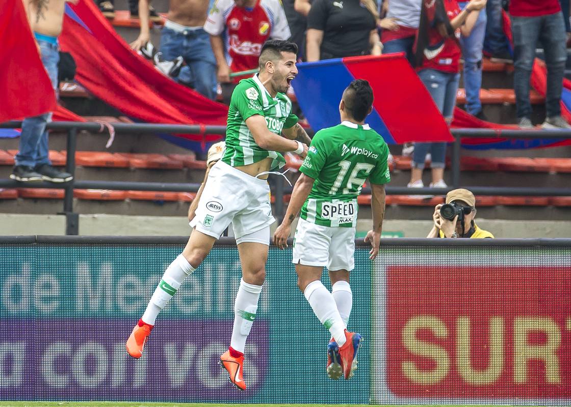 Cepellini y Vladimir Hernández celebran el primer gol del partido. Foto Juan Antonio Sánchez O