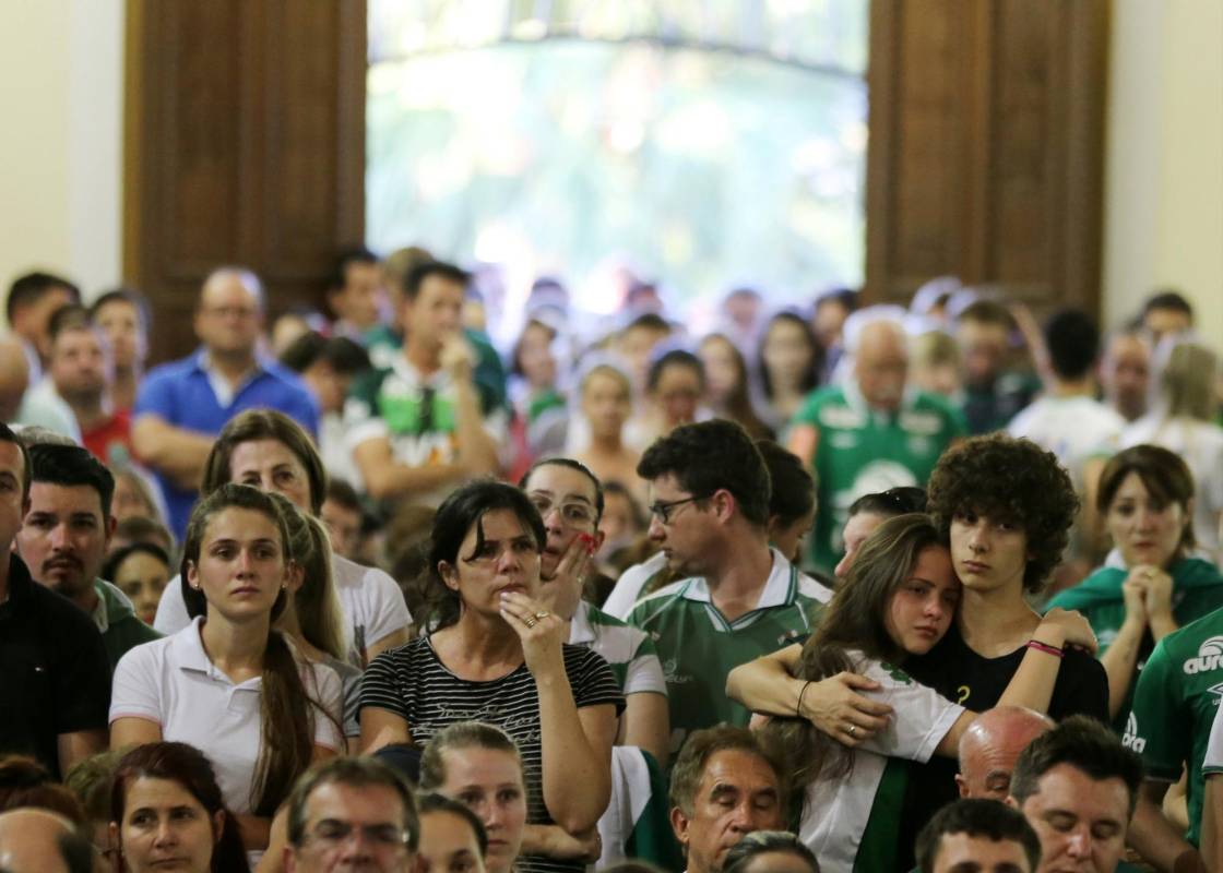 Seguidores y personas cercanas de los jugadores de Chapecoense muertos en la tragedia en Antioquia realizaron una misa por las víctimas que tuvo una participación masiva en Chapecó, Santa Katarina. FOTO REUTERS