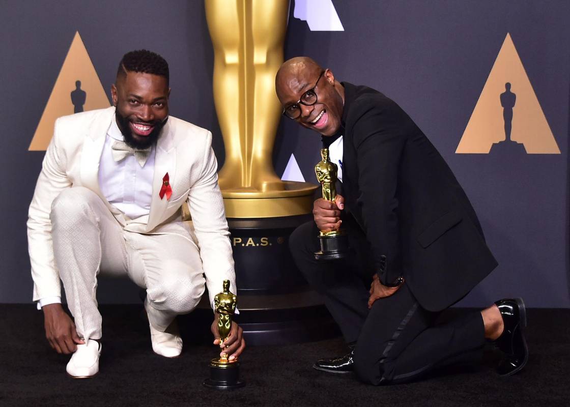 Tarell Alvin McCraney y Barry Jenkins, también director de Luz de luna, celebraron el premio como mejor guión adaptado. FOTO AFP