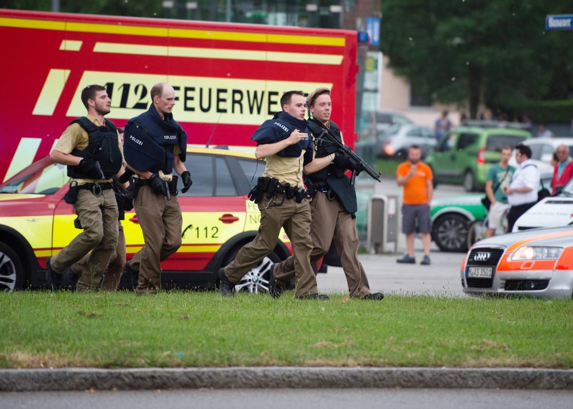 La Policía alemana confirmó que testigos vieron a 3 atacantes con rifles, aún no se conocen motivos del tiroteo, se sospecha ataque terrorista. FOTO AP