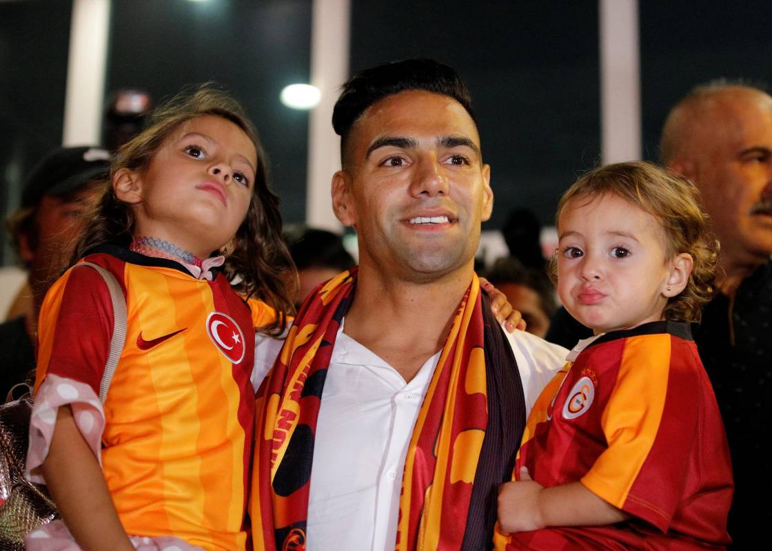 La gran ventaja en este cambio es que el vigente campeón turco jugará la Champions 2019-2020, en la que compartirá grupo con el Real Madrid, PSG y Brujas, mientras el elenco francés ni siquiera jugará Liga de Europa.. Foto: Reuters