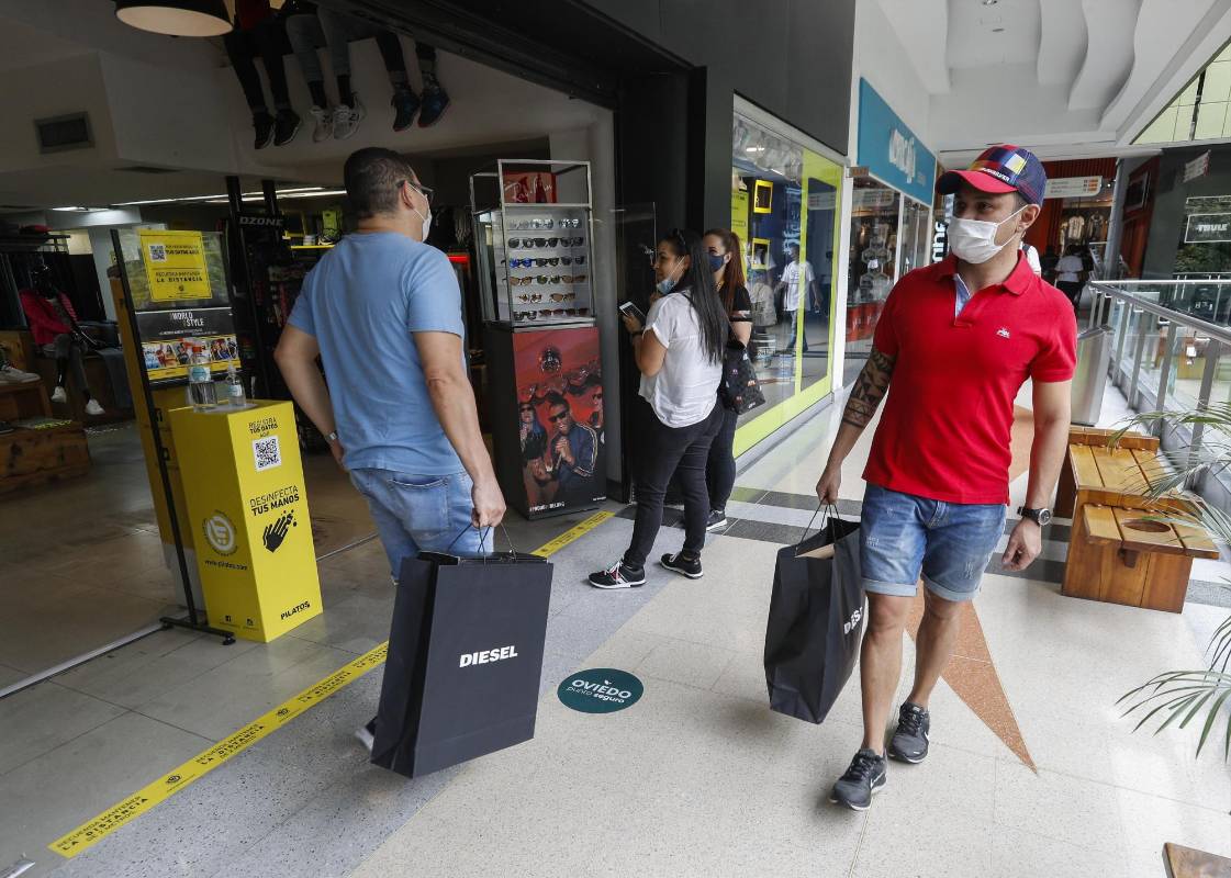 De manera cuidadosa y aplicando los controles de seguridad, en la cuidad de Medellín, aun en época de cuarentena por el covid-19, los centros comerciales Gran Plaza, Oviedo y el Mall de la Frontera, abrieron sus puertas para las personas que desean ir de compras en sus almacenes. Foto: Manuel Saldarriaga Quintero