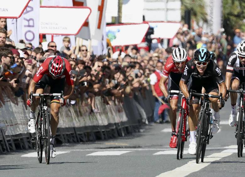En el esprint final, Bauke Mollema (de rojo, atrás) no pudo remontarle a Michal Kiatkowski (negro). Atrás venían Dumoulin (blanco y negro) y Tony Gallopin (izquierda), que no tuvieron suerte. FOTO efe