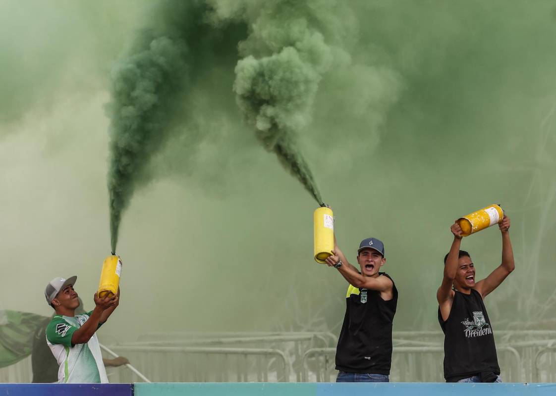 El comportamiento de ambas hinchadas fue ejemplo claro de convivencia en los estadios del país. Foto: Róbinson Sáenz