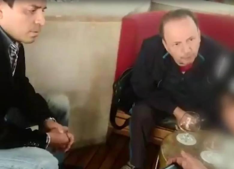 A la derecha, Luis Alberto Gil cuando es capturado por la Fiscalía. FOTO: captura de video