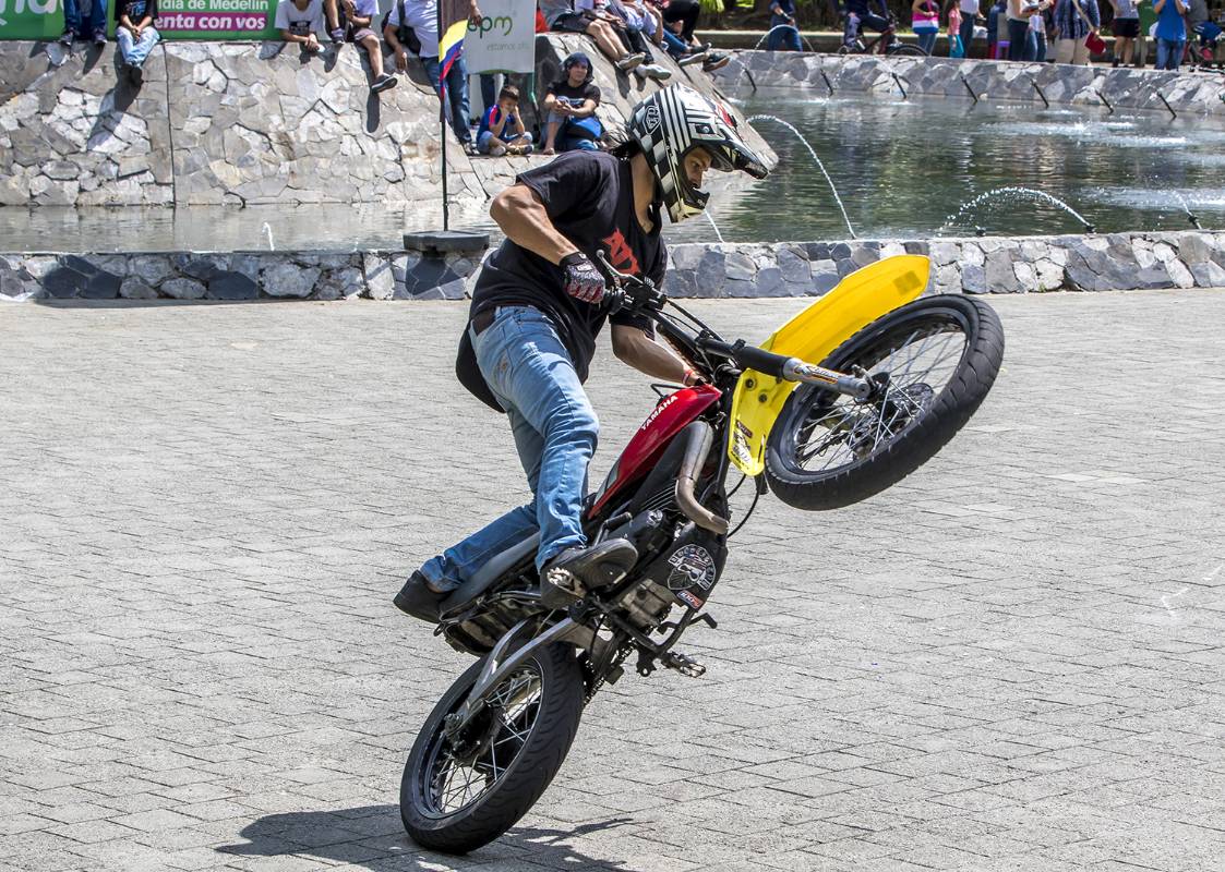 Juan Giraldo mostró gran destreza, implican equilibrio, agilidad y mucho control de su moto. Foto Juan Antonio Sánchez Ocampo