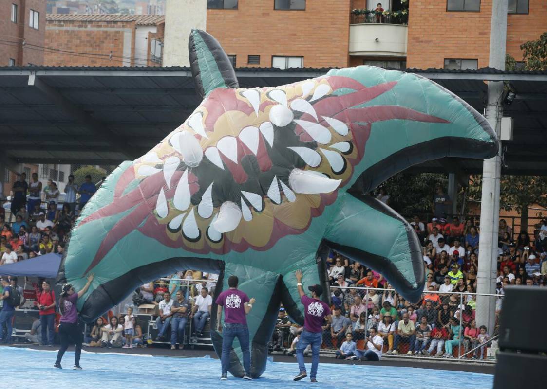 Como ya es tradición, en la cancha del barrio El Dorado, municipio de Envigado, se realiza el tradicional festival de globos solares de fin de año. FOTO JUAN ANTONIO SÁNCHEZ
