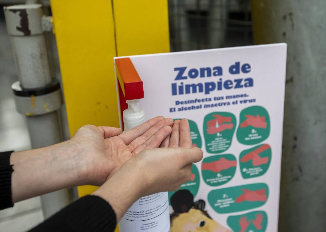 Cada persona debe accionar una palanca con el pie para aplicarse alcohol glicerinado y luego pisar un tapete sanitario para desinfectar los zapatos. Finalmente, un operador del Parque tomará la temperatura. FOTO ANDRÉS CAMILO SUÁREZ