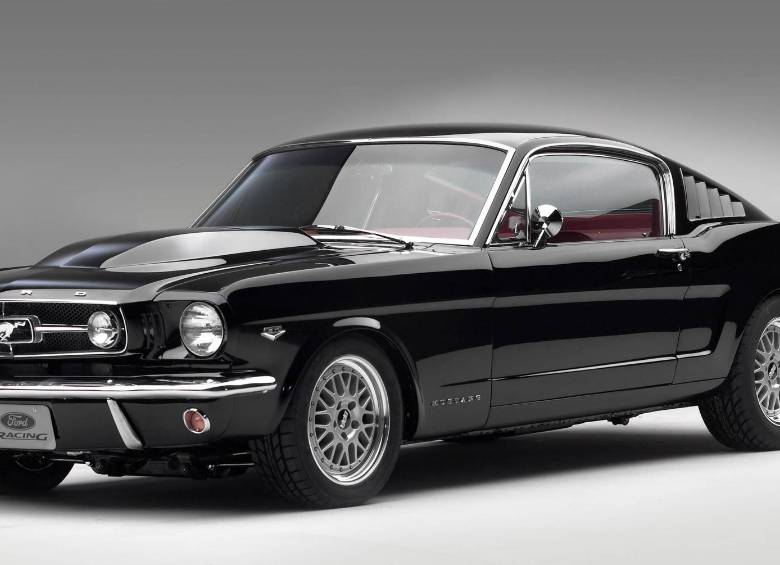 Imagen del Mustang original, en color de negro, todo un emblema de potencia en los autos deportivos. FOTOS Cortesía y Sstock