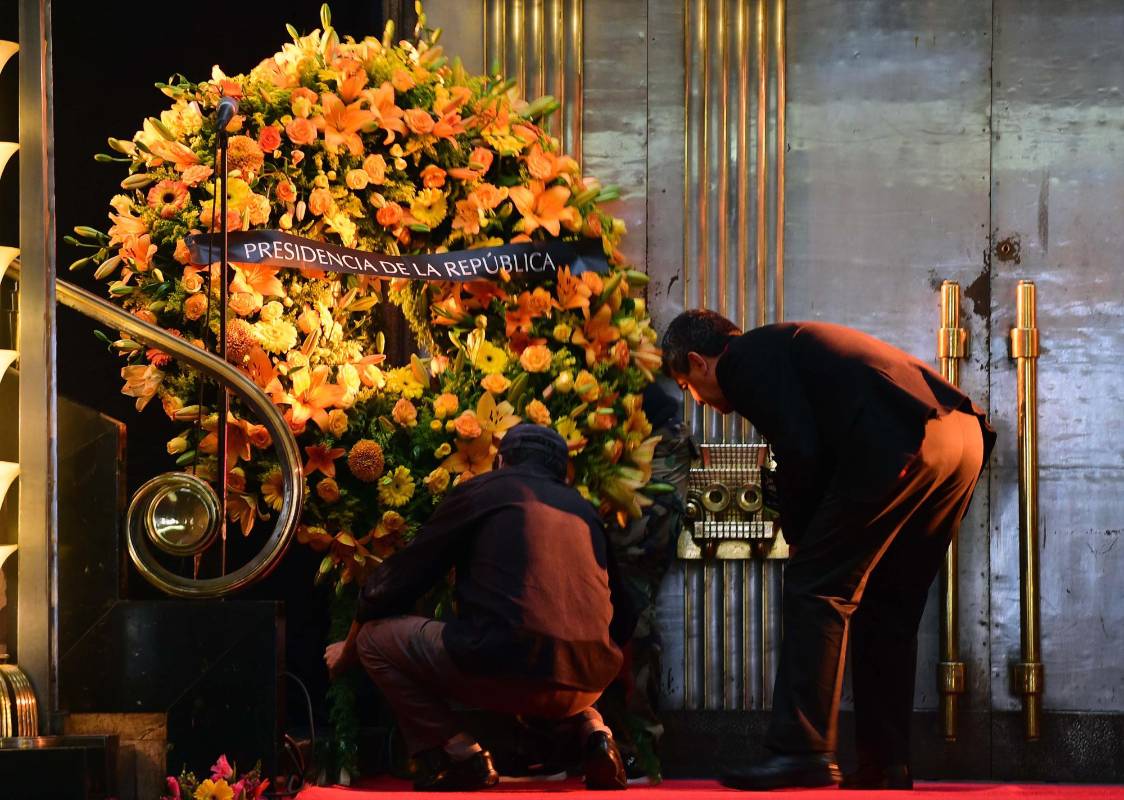 Este fue el arreglo floral que envió la Presidencia de México. FOTO AFP