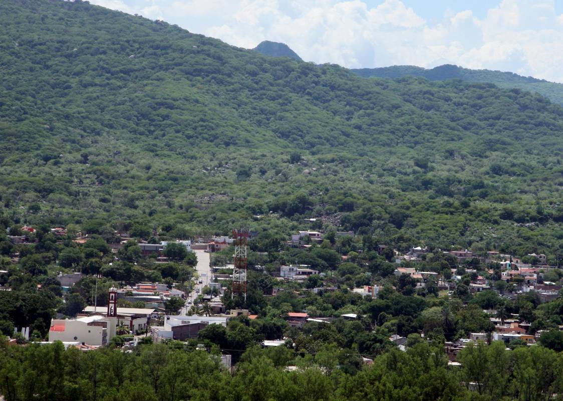 El pueblo, que se extiende hasta escarpadas laderas donde las condiciones puden ser muy básicas, tiene poco más de 32,000 habitantes de los cuales oficialmente el 75 por ciento vive en la pobreza.
