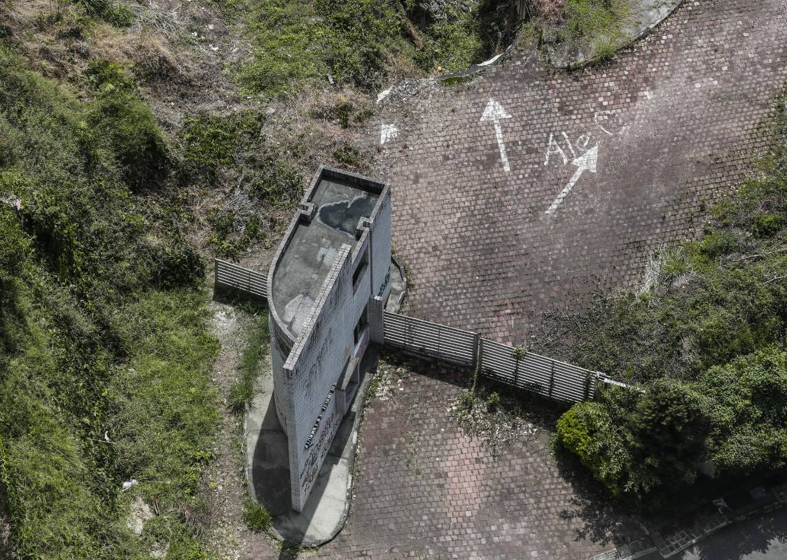 El lote donde estaba la urbanización permanece bajo el imperio de la maleza. Foto Robinson Sáenz