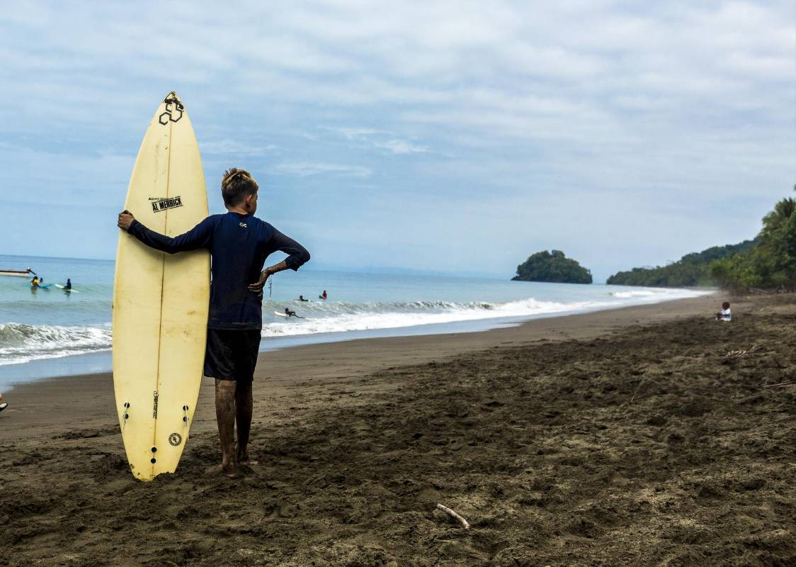 El surf traído por los turistas se ha convertido en el escape perfecto para los jóvenes de la región. Foto. Camilo Suarez
