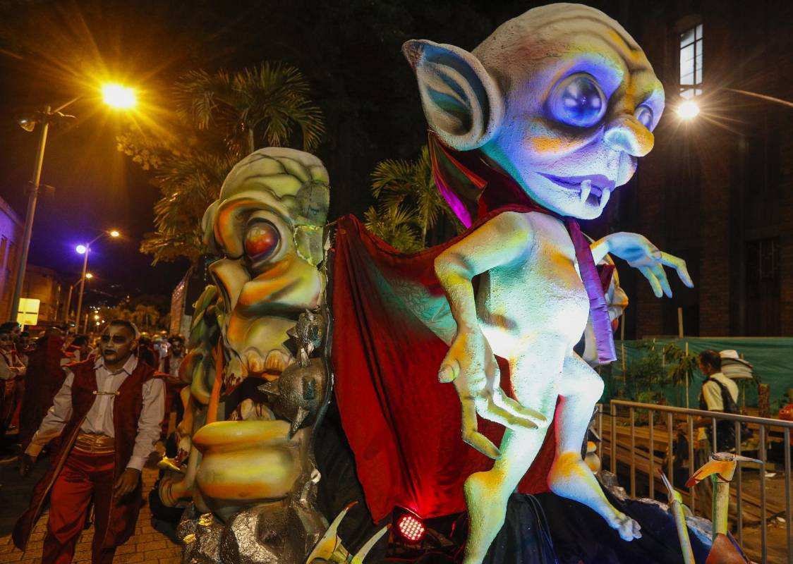 La llorona, el cura sin cabeza, la patasola y otros mitos y leyendas hacen parte del tradicional desfile en la ciudad de Medellín, que es considerado patrimonio cultural inmaterial de Latinoamérica. Foto: Manuel Saldarriaga Quintero