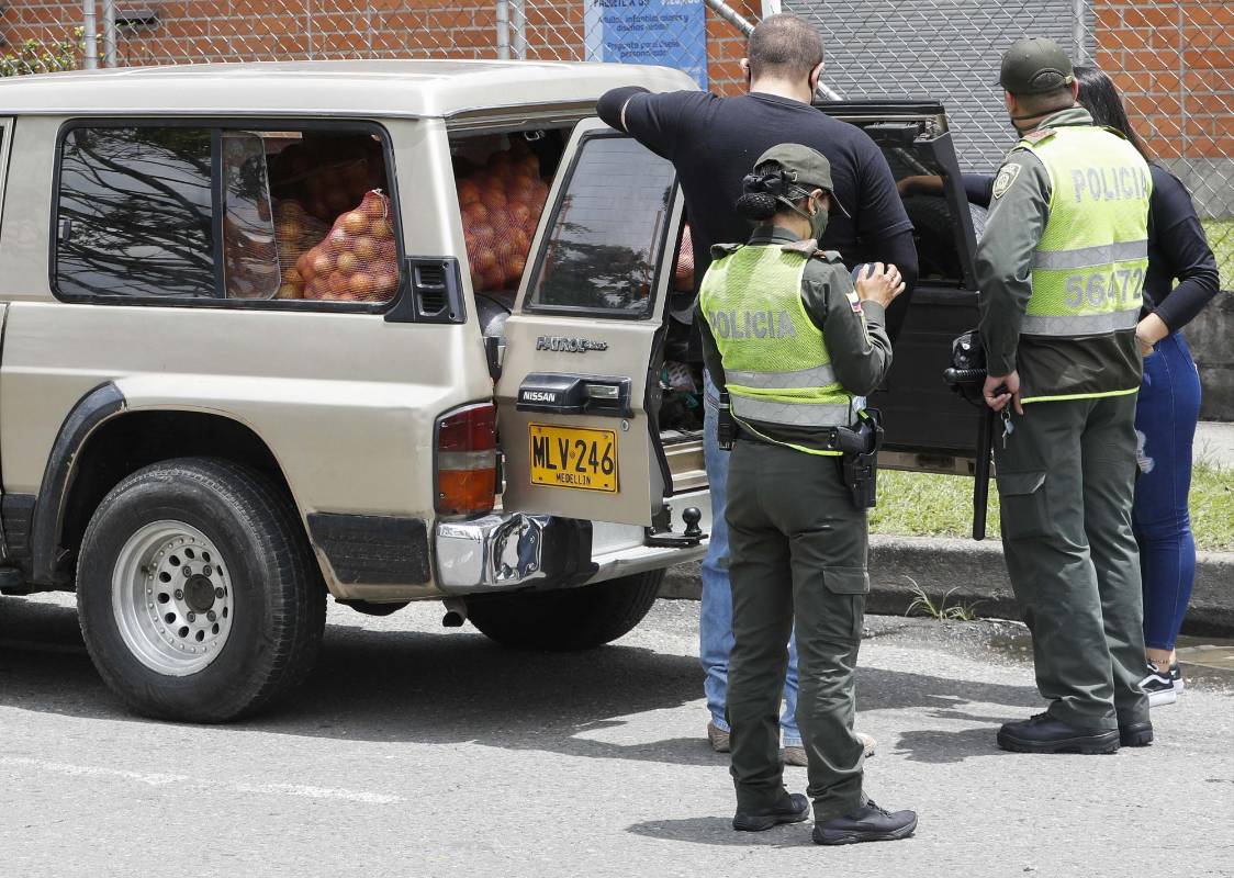 Así se veían las vías del municipio de Sabaneta, en el sur del Valle del Aburrá, este fin de semana de cuarentena total. Algunas personas salieron a las calles haciendo caso omiso a las restricciones y fueron sancionadas con una multa de $936.320. FOTOS MANUEL SALDARRIAGA QUINTERO