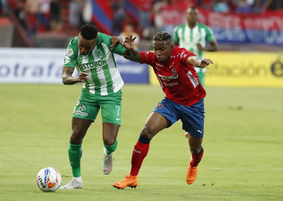 Gustavo Torres de Nacional y William Parra del Medellín tuvieron una sana lucha durante todo el partido FOTO: ROBINSON SÁENZ