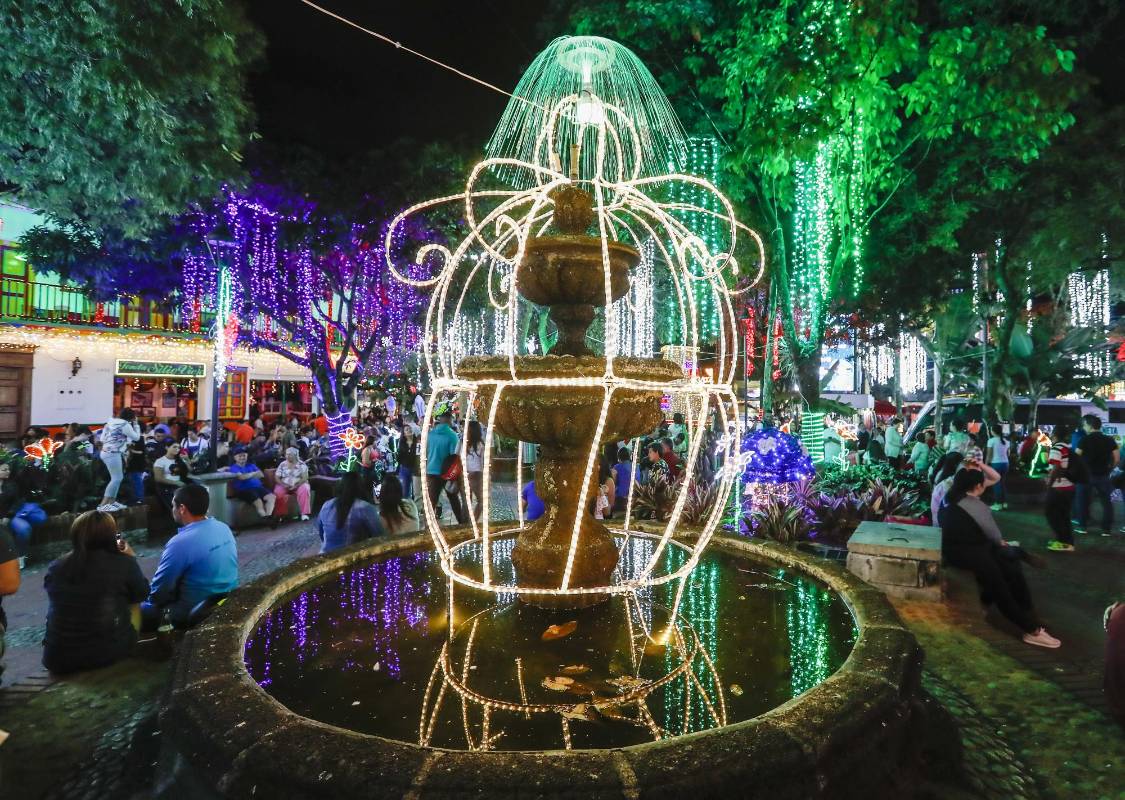 El municipio más pequeño del país recibe miles de turistas y locales para visitar el alumbrado, especialmente en el parque principal. Foto: Róbinson Sáenz