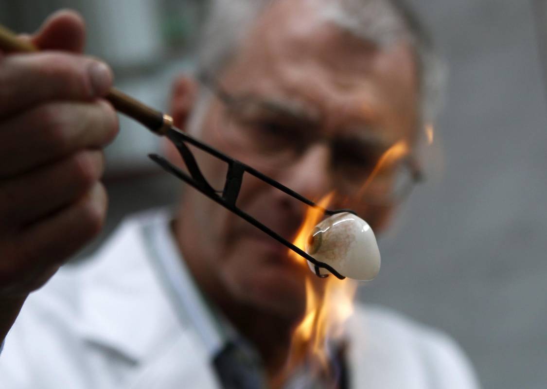 El oculista Gerhard Greiner produce los ojos de vidrio en Munich, Alemania, donde los vende a personas que han perdido la vista por una enfermedad, un trauma o un accidente. Cada ojo de vidrio se tarda una hora en su elaboración y se busca una referencia permanente con el cliente para su color y el dibujo de los vasos sanguíneos. Cada prótesis puede costar 350 euros (1.228.500 pesos) FOTO: MICHAELA REHLE, REUTERS